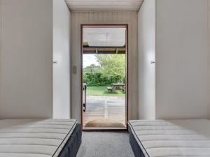 Ένα ή περισσότερα κρεβάτια σε δωμάτιο στο Holiday Home Agnita - 300m from the sea by Interhome