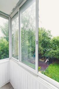 モスクワにあるLakshmi Apartment Alekseevskayaの庭を望む白い部屋の窓