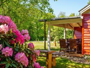 eine Terrasse mit Tisch und Stühlen unter einem Pavillon in der Unterkunft Holiday Home Flugha - 500m to the fjord by Interhome in Thyholm + 24 Fotos