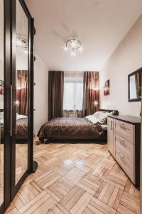 モスクワにあるLakshmi Apartment Alekseevskayaのベッドルーム(ベッド1台、鏡付)