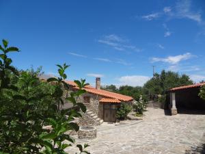 een stenen huis met een stenen oprit bij Casas do Juizo - Country Houses in Juizo