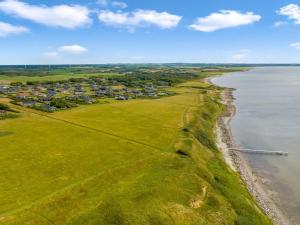 een luchtfoto van een stad aan de oceaan bij Holiday Home Eberta - 200m to the fjord by Interhome in Vinderup