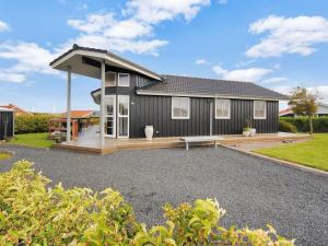 een huis met een paviljoen op een oprit bij Holiday Home Eberta - 200m to the fjord by Interhome in Vinderup +19 foto's