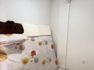 a bedroom with a bed with a white bedspread with shells at Apto, em Paty do Alferes in Paty do Alferes +5 photos