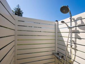 una recinzione bianca per la privacy con una doccia di Holiday Home Etly - 600m to the fjord by Interhome a Roslev