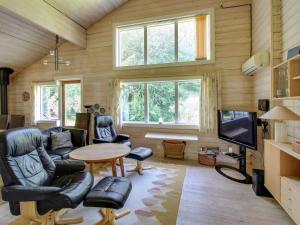 Μια τηλεόραση ή/και κέντρο ψυχαγωγίας στο Holiday Home Efimija - 7km from the sea by Interhome