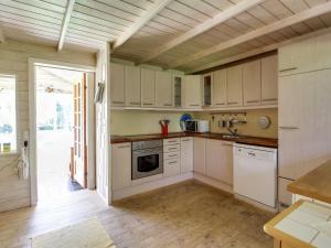 Η κουζίνα ή μικρή κουζίνα στο Holiday Home Efimija - 7km from the sea by Interhome +8 φωτογραφίες