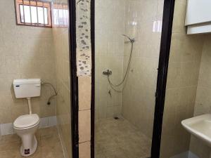 Un baño con ducha, inodoro y lavabo. en RA-SHA Apartments, en Paramaribo 18 fotos más
