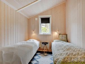 Ένα ή περισσότερα κρεβάτια σε δωμάτιο στο Holiday Home Sitka - 250m from the sea by Interhome