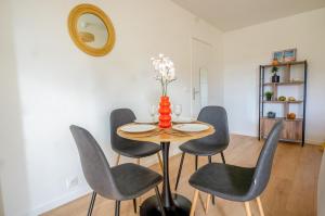 a dining room with a table and four chairs at Studio en centre-ville d'Antony in Antony