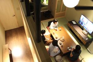 TV a/nebo společenská místnost v ubytování 京一軒町家 さと居 鉄仙 SATOI TESSEN Omiya-Gojo