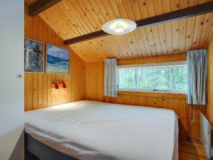 克内贝尔Holiday Home Herlek - 200m from the sea by Interhome的木屋里有一张床的卧室