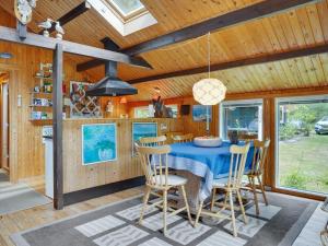 克内贝尔Holiday Home Herlek - 200m from the sea by Interhome的一间配备有蓝色桌子和椅子的用餐室