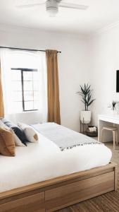sypialnia z dużym łóżkiem i oknem w obiekcie Designer Condo 2 Beds Sleeps 4 Dogs Welcome! w mieście La Quinta