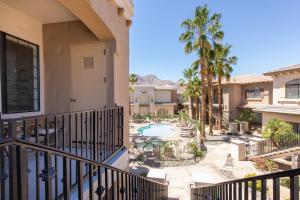 balkon domu z basenem i palmami w obiekcie Designer Condo 2 Beds Sleeps 4 Dogs Welcome! w mieście La Quinta