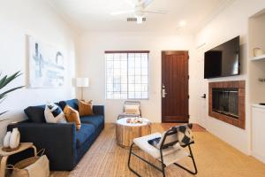 salon z niebieską kanapą i telewizorem w obiekcie Designer Condo 2 Beds Sleeps 4 Dogs Welcome! w mieście La Quinta