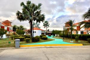 a resort with a swimming pool and palm trees at Casa Vacacional de Playa Vip in Tucacas