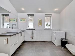 Ένα μπάνιο στο Holiday Home Gise - 800m from the sea by Interhome