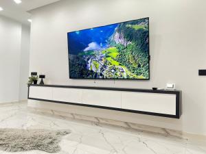 TV de pantalla plana en la pared de la sala de estar. en Short Stay Expozitiei, en Baia Mare