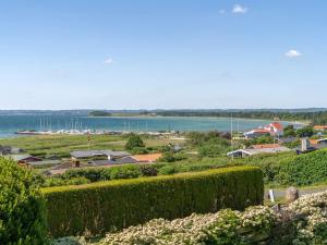 Blick auf eine Stadt mit einem Wasserkörper in der Unterkunft Holiday Home Anniina - 200m from the sea by Interhome in Knebel