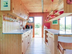 Η κουζίνα ή μικρή κουζίνα στο Holiday Home Bryndis - 300m from the sea by Interhome