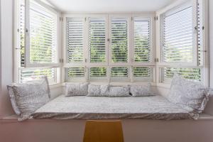 ein Fensterplatz in einem weißen Raum mit Fenstern in der Unterkunft Apartment with Terrace on the Beachfront. in Salinetas