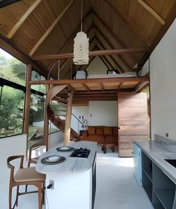 una cocina con mesa y sillas en una casa en Di Vino Chalé Blanc - Serra da Moeda, en Vieira de Cima