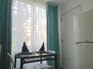 プンタ・カナにあるCondo 1bdr 1bth garden viewの窓のあるテーブルにナプキンが置かれている