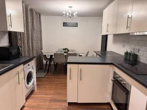 Kuchyň nebo kuchyňský kout v ubytování Modern Easedale House - 3 Bed House in Hornchurch + 4 fotografie