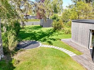 Κήπος έξω από το Holiday Home Sylva - 150m from the sea by Interhome