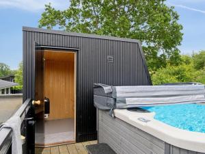Bazén v ubytování Holiday Home Fritze - 400m from the sea by Interhome nebo v jeho okolí