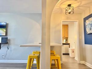 Televiisor ja/või meelelahutuskeskus majutusasutuses Downtown! 5 Beds! Onsite Parking! City View! New Renovated! LM1806