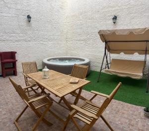 a patio with a table and chairs and a tub at Sicilia nel Cuore Apartment in Cassibile