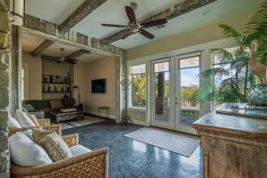 Χώρος καθιστικού στο Lake Travis Retreat - 5BR with BBQ & Pickleball