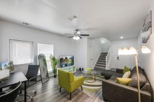 Μια τηλεόραση ή/και κέντρο ψυχαγωγίας στο Tranquil 3BR I Free Parking I Workspace