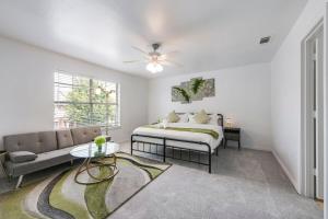 Ένα ή περισσότερα κρεβάτια σε δωμάτιο στο Tranquil 3BR I Free Parking I Workspace