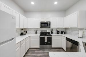 Η κουζίνα ή μικρή κουζίνα στο Tranquil 3BR I Free Parking I Workspace +9 φωτογραφίες
