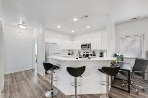 Η κουζίνα ή μικρή κουζίνα στο Tranquil 3BR I Free Parking I Workspace