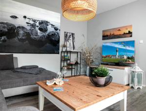 un soggiorno con un divano e un tavolo di Nah'n Kliff 91 a Timmendorf Altre 12 foto