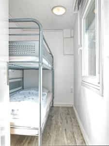 a bunk bed in a room with a window at Nah'n Kliff 91 in Timmendorf