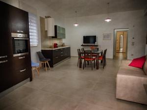 a kitchen and living room with a table and chairs at Home Relax in Ordona