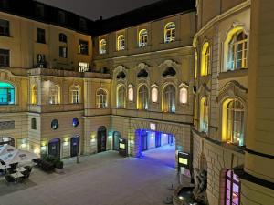a large building with an archway in a courtyard at Hotel Deutsches Theater Landwehrstraße in Munich