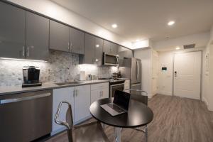 Η κουζίνα ή μικρή κουζίνα στο King Bed-Walk Downtown-Free Garage Parking-Laundry