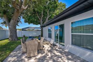 ブレーデントンにあるTranquil Breezeの木のあるパティオ(テーブル、椅子付)