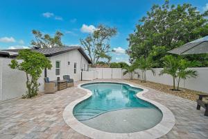 ブレーデントンにあるTranquil Breezeの家の前のプール