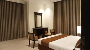 a hotel room with a bed and a mirror at وحدة سكنية سوبر لوكس in Quai