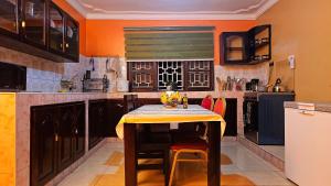 Kuchyň nebo kuchyňský kout v ubytování Cosy 3 bedroom home in Buziga + 10 fotografií