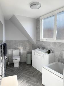 Ένα μπάνιο στο Luxury Three Bedroom Duplex Apartment Torquay Marina