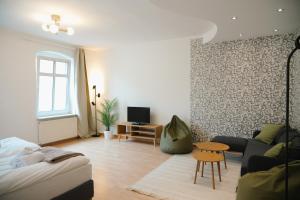 una sala de estar con un sofá y una mesa en Lichtdurchflutete Altbauwohnung direkt an der Oder, en Frankfurt de Oder