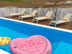 due foto di una piscina con sedie e un cuore rosa di Modern Farmhouse AYO South of Melides a Giz Altre 25 foto